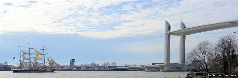 Le Bélem face au nouveau pont de Bordeaux 