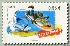 Image du timbre Bip Bip et Vil Coyote font du surf- Timbre autoadhésif issu de la mini-feuille